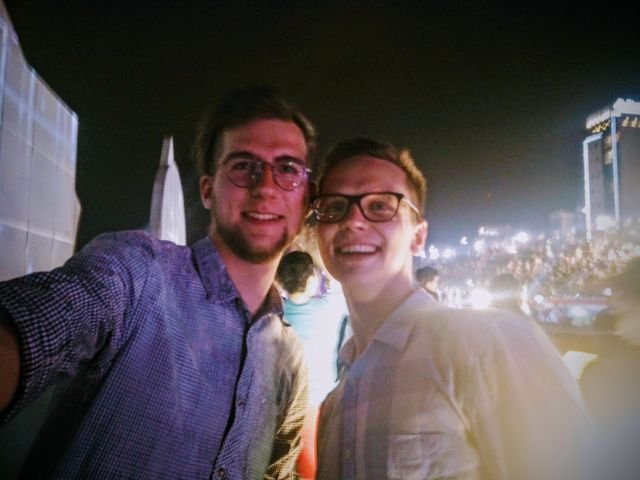 Jonny Kölbl und Tobias Weiß machen nachts ein Selfie vor einer großen Menschenmenge.