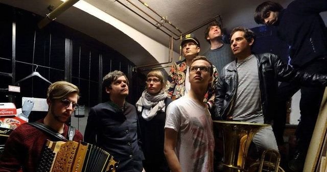 Tubonika mit Der Nino aus Wien und Band in einem Gewölbe.