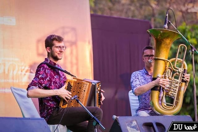 Jonny Kölbl an der Harmonika und Tobias Weiß an der Tuba auf einer Freiluftbühne.