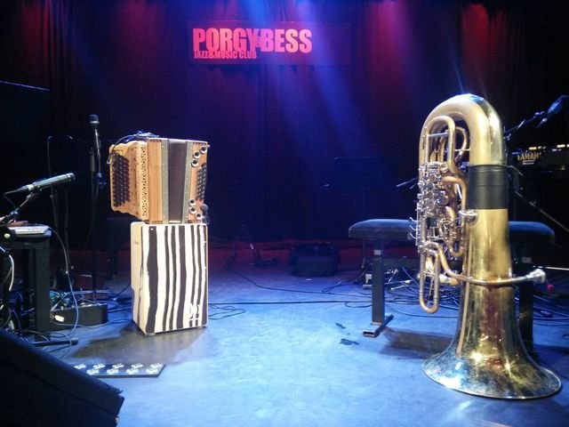 Harmonika, Cajon und Tuba stehen bereit auf der Bühne des Porgy & Bess.
